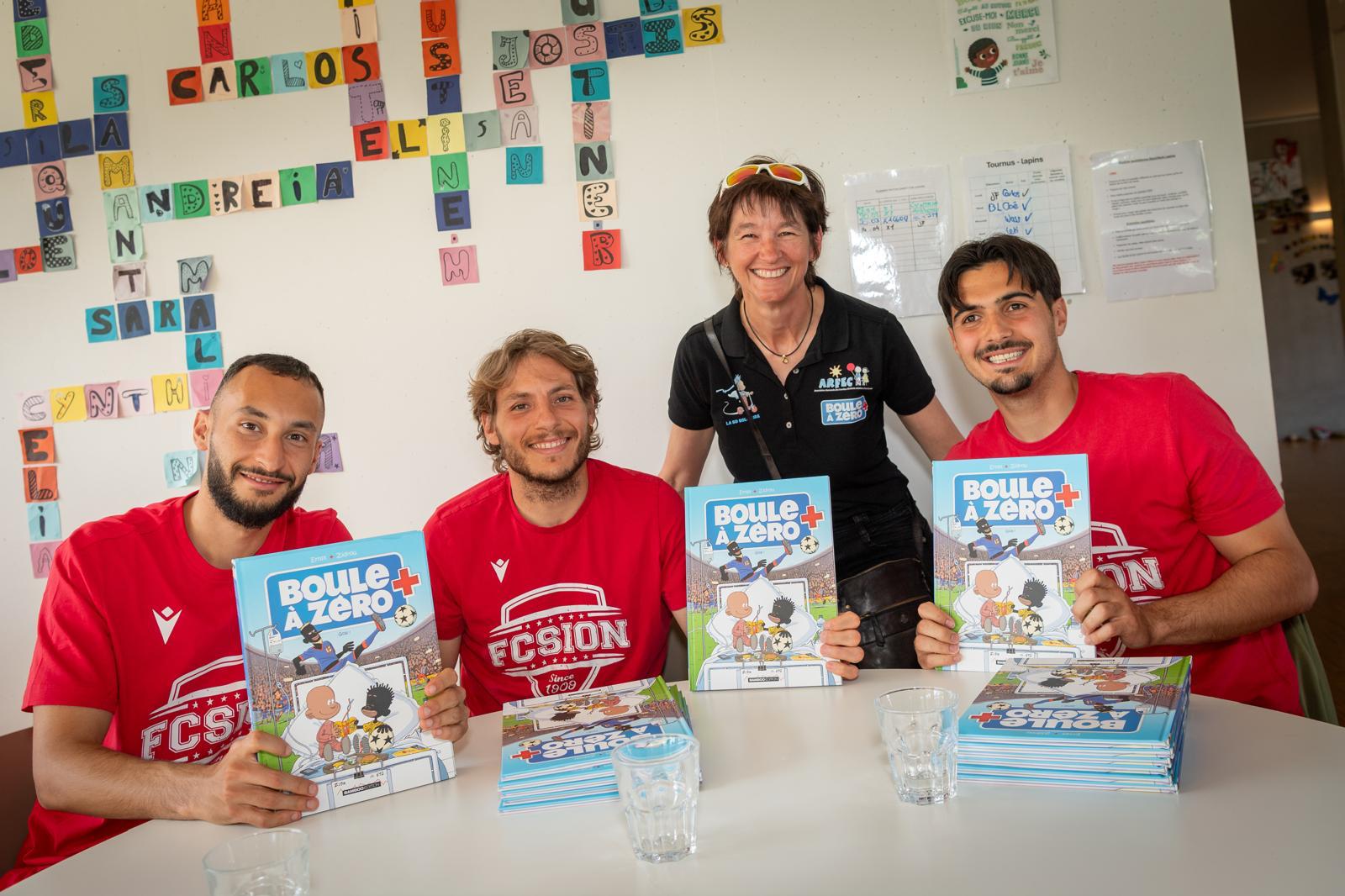 Match de football opposant les jeunes de La Chaloupe contre les joueurs du FC Sion. © Charles Niklaus